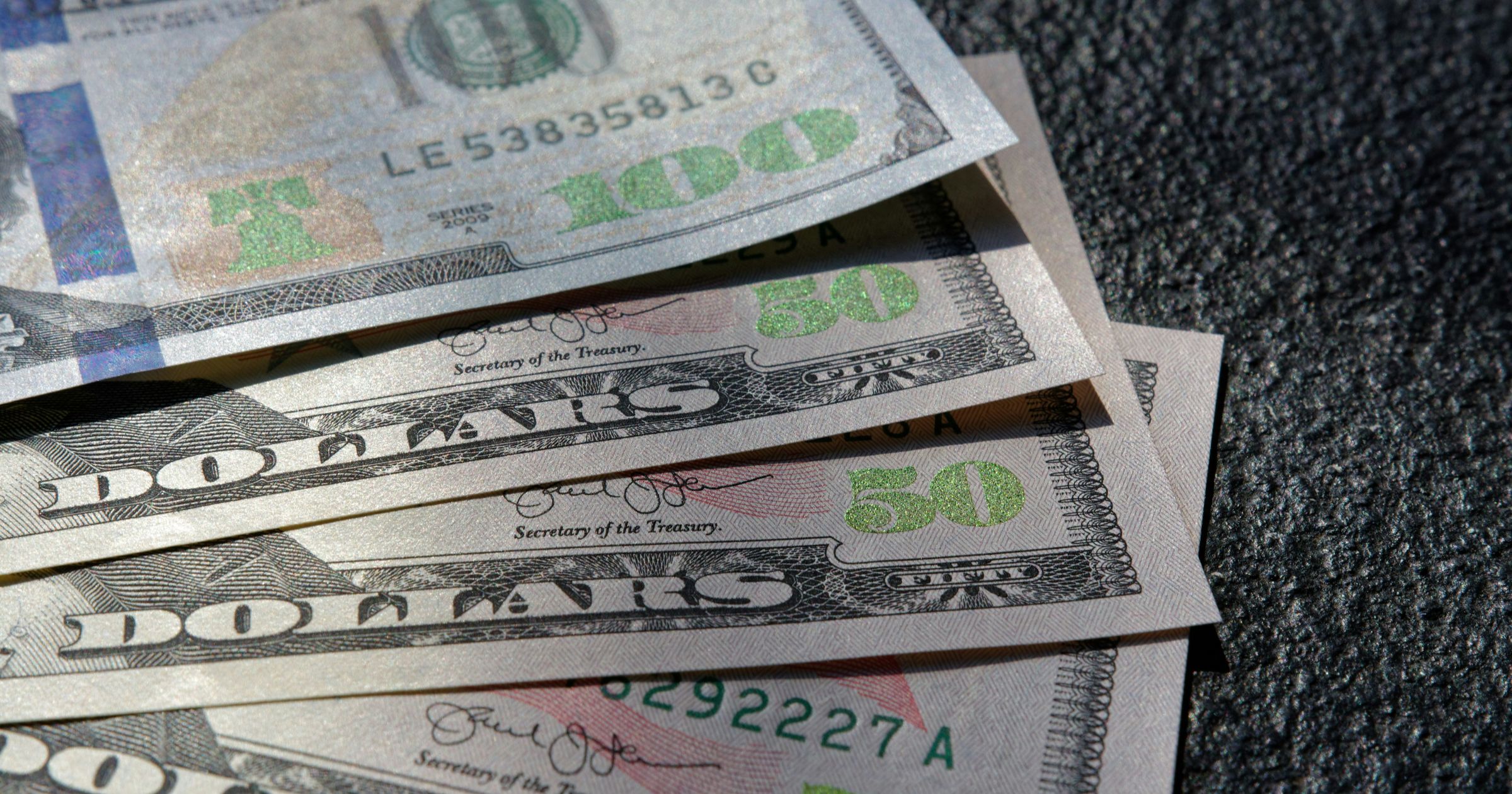 A comparison showing advance and minimum guarantee payment structures